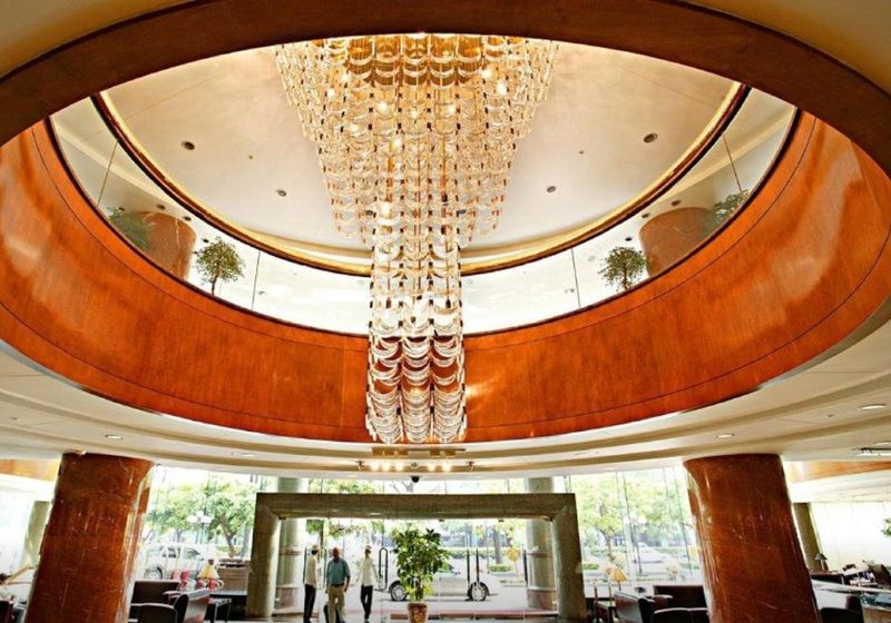 Evergreen Laurel Hotel - Taichung Eksteriør bilde The photo shows the interior of a lobby, featuring a large, elegant chandelier hanging from a circular ceiling. The design incorporates warm wooden tones and modern architectural elements. The space is open and airy, with large glass windows allowing