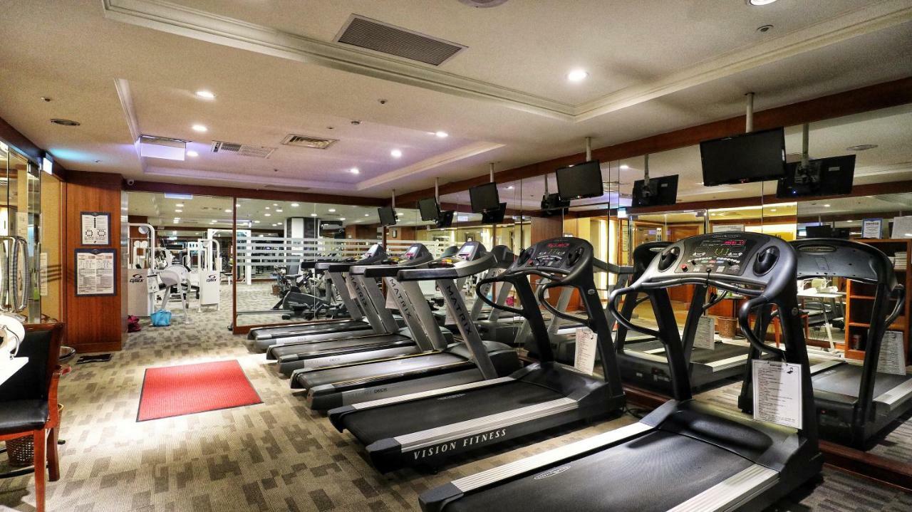 Evergreen Laurel Hotel - Taichung Eksteriør bilde The photo shows a gym environment featuring several treadmills lined up in a row. The space has a bright and modern design with adequate lighting. In the background, various exercise machines and weights are visible, suggesting a well-equipped workou