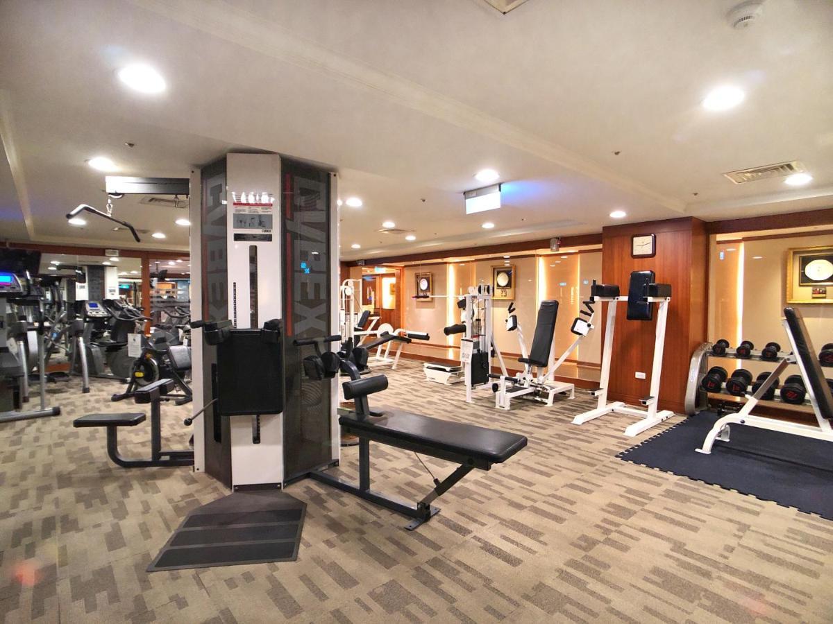 Evergreen Laurel Hotel - Taichung Eksteriør bilde The photo shows an indoor gym or fitness area. It features various workout equipment, including:

- A multi-station gym machine in the center for strength training.
- Weight benches and free weights organized on shelves.
- Cardio equipment, likely tr